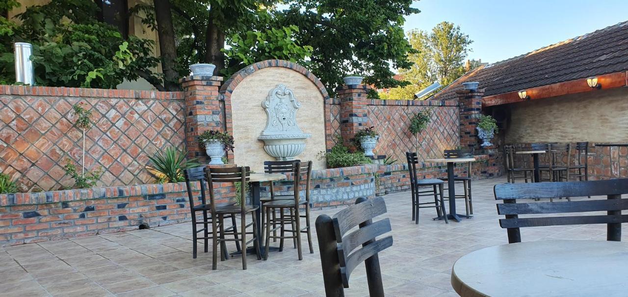 Castello Inn Smederevska Palanka エクステリア 写真